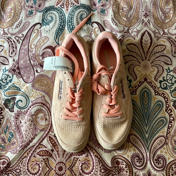 NWT suede Reebok sneakers - Picture 1 of 6